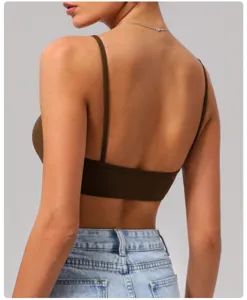 Vista posteriore del reggiseno sportivo verde oliva con spalline sottili, top fitness per yoga.