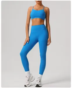 Détail de l'ensemble de yoga bleu montrant le tissu respirant et le soutien confortable.