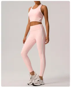 Ensemble de sport rose pour femme avec soutien-gorge de sport et leggings de yoga.