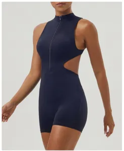 Vue détaillée de la combinaison de yoga sans manches bleu foncé avec découpes à la taille.