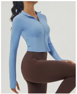 Detailansicht Damen Sportjacke mit Reißverschluss, schmale Passform Langarm Fitness Top.