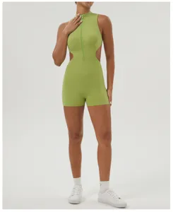 Combinaison de sport verte sans manches pour femme avec zip avant et découpes latérales.