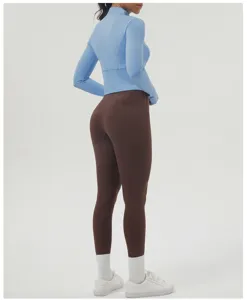 Detailansicht der hellblauen Stehkragen Langarm Sportjacke mit Reißverschluss und Leggings.