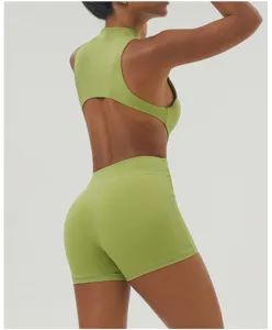 Détail de dos de la combinaison de sport verte sans manches, montrant le design ouvert.