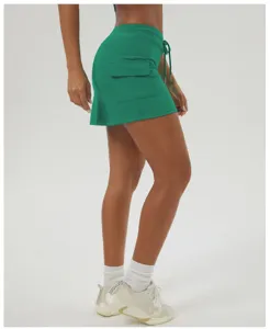 Grüner sportlicher Tennisskirt mit praktischer Seitentasche für Outdoor-Fitness.