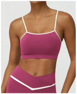 Vue détaillée du soutien-gorge de sport de yoga bicolore à fines bretelles, idéal pour le fitness.