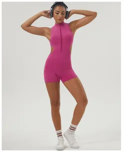 Détail de combinaison de fitness rose sans manches, avec zip frontal et découpes latérales.