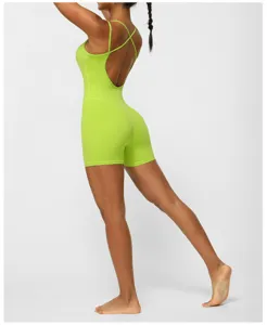 Détail d'une combinaison de yoga vert lime dos nu avec bretelles croisées et coupe ajustée.