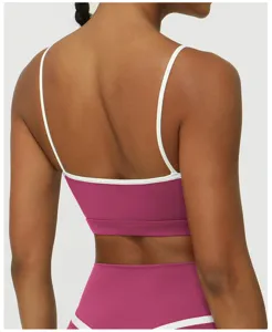 Vue détaillée de dos du soutien-gorge de sport de yoga à fines bretelles bicolore.