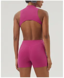 Vue détaillée de la combinaison de yoga rose sans dos et sans manches, design élastique.