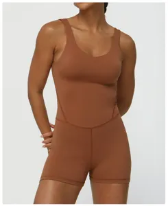 Brauner sportlicher Yoga-Einteiler mit breiten Trägern und integriertem BH für Damen.