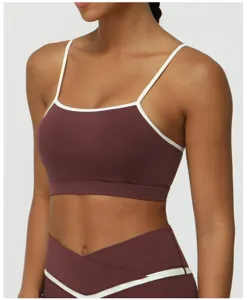 Vue rapprochée du soutien-gorge de sport à fines bretelles et leggings assortis.
