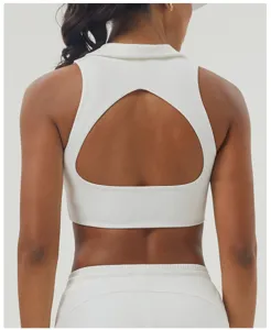 Vue détaillée du soutien-gorge de sport blanc dos nu avec col à revers pour le fitness.