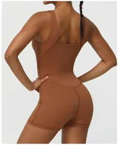 Rückansicht Detail des braunen einteiligen Yoga-Overalls, figurbetont und Po-hebend geschnitten.