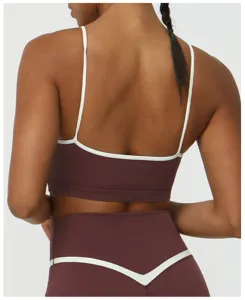Vue arrière détaillée d'un soutien-gorge de sport pour femmes avec bordure contrastée.
