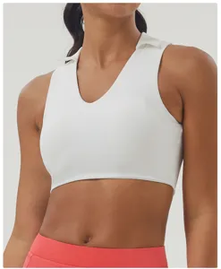 Vue détaillée du soutien-gorge de sport blanc à revers, haut fitness avec coussinets.