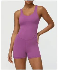 Lila einteiliger Yoga Jumpsuit mit breiten Trägern und V-Ausschnitt für Fitness Sport