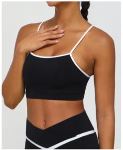 Gros plan sur le soutien-gorge de sport noir à blocs de couleurs et fines bretelles blanches.