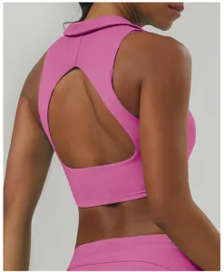 Vue détaillée du soutien-gorge de sport rose à revers et dos découpé pour un confort respirant.