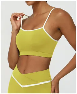 Vue détaillée du soutien-gorge de sport jaune et du legging de yoga assorti avec bordure.