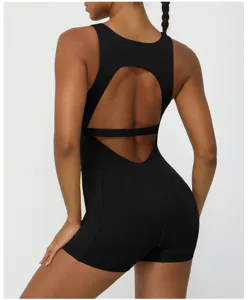 Dettaglio posteriore della tuta da yoga nera, design con aperture, abbigliamento sportivo.