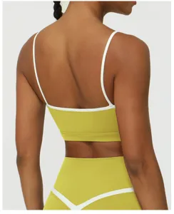 Vue arrière détail de soutien-gorge de sport à fines bretelles colorblock pour femme.