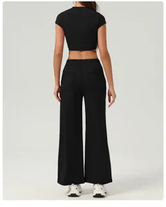 Vue arrière de pantalon de sport large noir taille haute pour femme avec crop top de fitness.