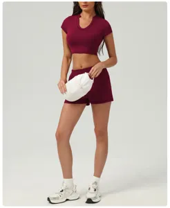 Vue détaillée de l'ensemble crop top et short de sport pour femme avec des baskets.
