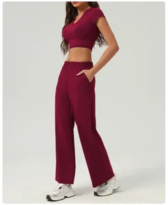 Ensemble de sport bordeaux décontracté avec crop top ajusté et pantalon de yoga large.