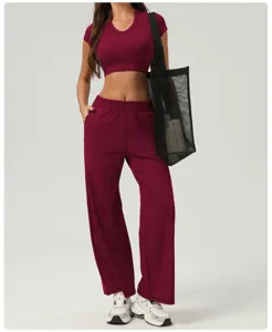 Gros plan détaillé de l'ensemble de sport bordeaux pour femme, haut et pantalon.
