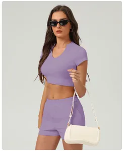 Ensemble haut court et short de sport violet pour femmes, parfait pour fitness, course et yoga.