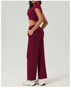 Vue latérale détail haut court manches courtes bordeaux et pantalon large femme.