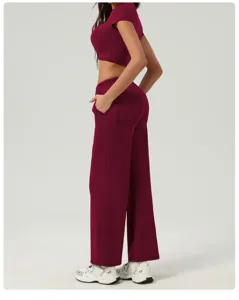 Détail de vue latérale de pantalon de sport ample taille haute femme et haut court.