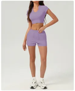 Ensemble haut court de sport et short assorti pour femme, parfait pour le fitness et le yoga.