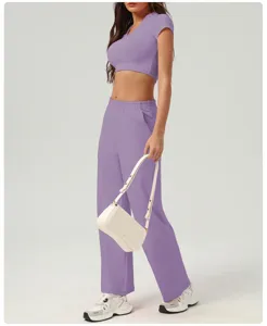 Ensemble de sport violet décontracté avec crop top et pantalon ample pour femmes.