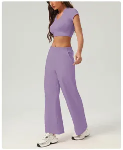 Vue détaillée du crop top violet et du pantalon de sport ample pour les loisirs et fitness.