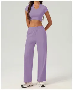 Ensemble haut court violet et pantalon de survetement large taille haute pour sport femme.