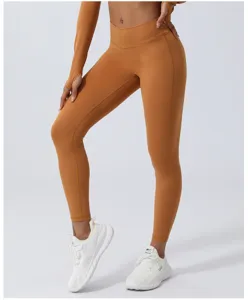 Hochtaillierte karamellfarbene V-Schnitt Yoga Leggings Detail für Sport und Fitness.