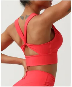 Détail de soutien-gorge de sport rose, tissu extensible et maintien confortable et doux.