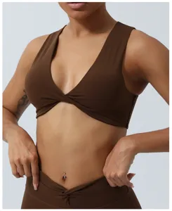 Soutien-gorge de yoga marron effet torsadé, haut de sport fitness rembourré pour femme.