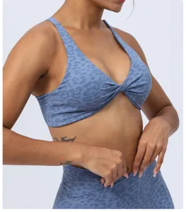 Détail de soutien-gorge de sport léopard bleu, nœud croisé avant pour fitness yoga course.