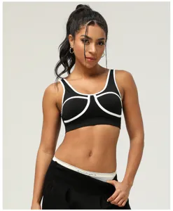 Vue détaillée du soutien-gorge de sport noir avec bordure contrastée blanche et maintien.