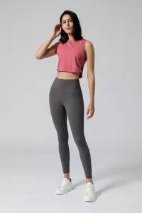Gedetailleerd overzicht van fitness crop top voor dames en yoga leggings, fijne stof.