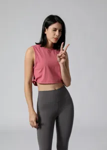 Roze yoga crop top voor dames en grijze fitness leggings, comfortabele mouwloze sportkleding top.