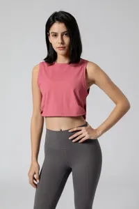 Gedetailleerd overzicht van de roze crop top en grijze leggings, comfortabele fitness.
