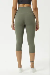 Nahaufnahme Details von Damen hochtaillierten 3/4 Yogahosen in Olivgruen fuer Sport.