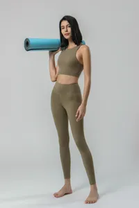 Ensemble de yoga femme sans couture taille haute avec leggings poche et haut de sport.
