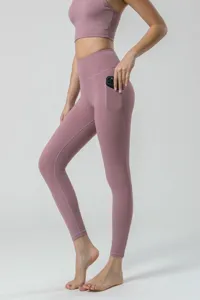Pantalon de yoga taille haute sensation nude avec poche latérale détail ajusté fin.