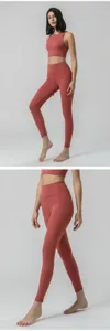 Nahaufnahme von hoch sitzenden Fitness Yogahosen und passendem sportlichen Crop Top Set.