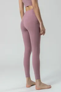 Vue détaillée de leggings de yoga taille haute brossés pour femmes avec poches latérales.